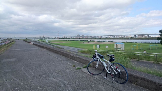荒川サイクリングロードの京葉道路付近