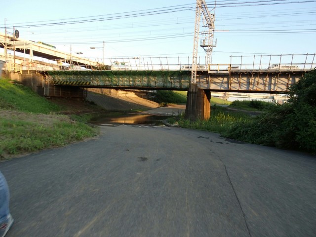荒川サイクリングロードの水没箇所（堀切付近/京成電鉄の鉄橋の下）