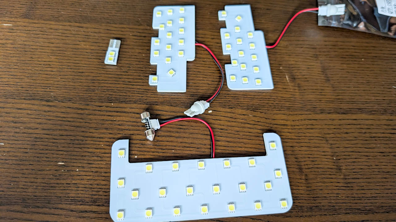 カローラツーリングの社外品LEDルームランプが壊れたので交換しました