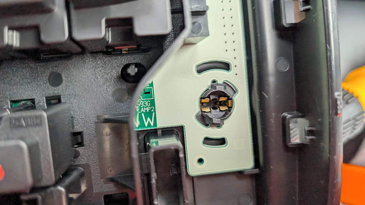 カローラツーリングの社外品LEDルームランプが壊れたので交換しました