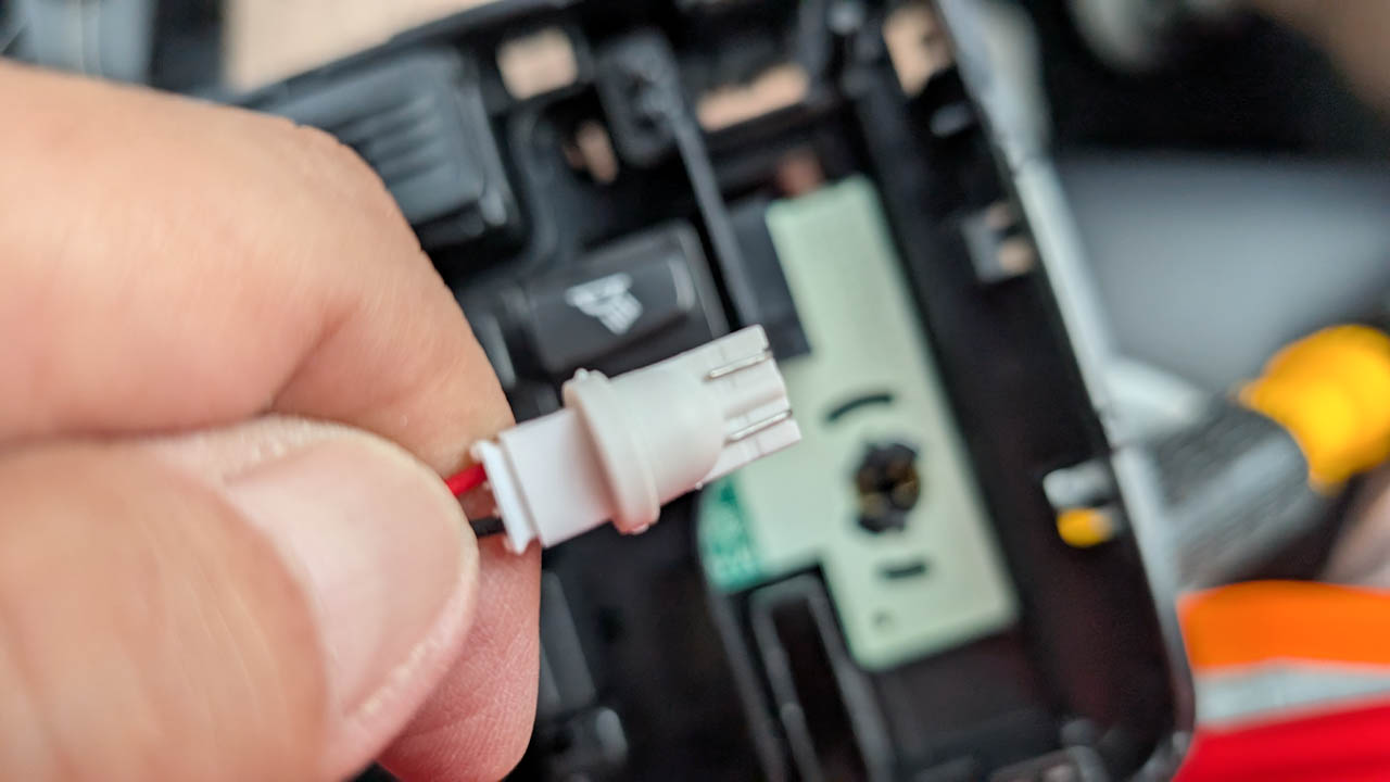 カローラツーリングの社外品LEDルームランプが壊れたので交換しました