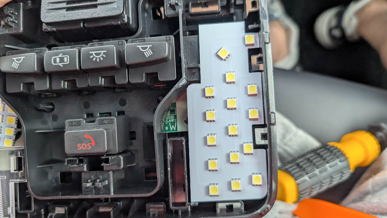 カローラツーリングの社外品LEDルームランプが壊れたので交換しました