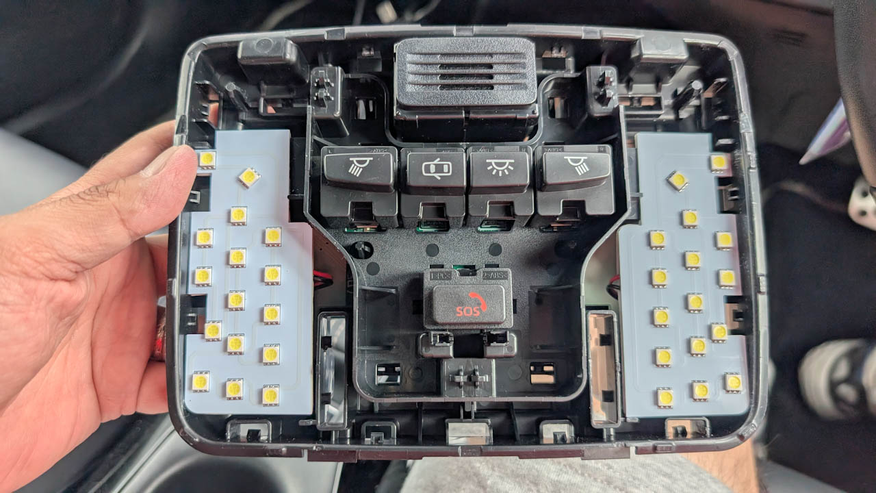 カローラツーリングの社外品LEDルームランプが壊れたので交換しました