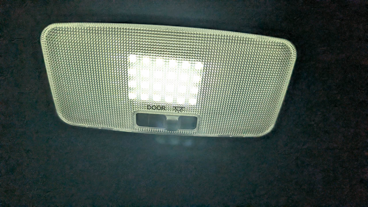 カローラツーリングの社外品LEDルームランプが壊れたので交換しました