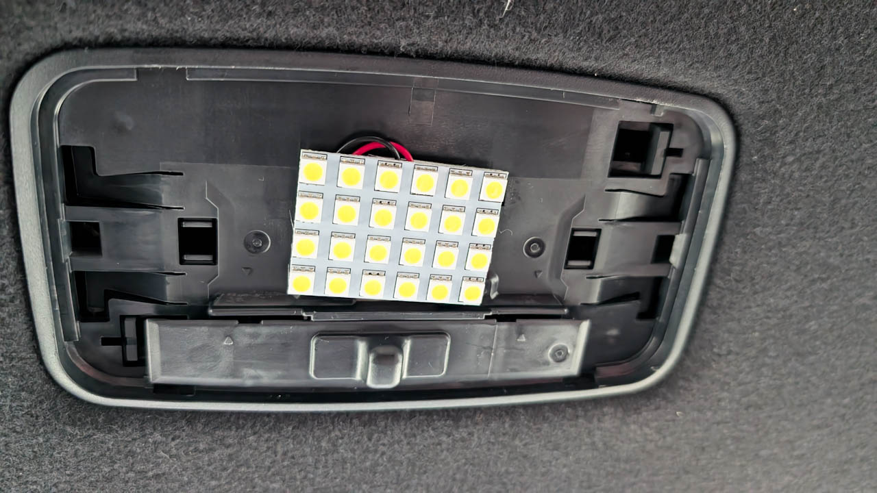 カローラツーリングの社外品LEDルームランプが壊れたので交換しました
