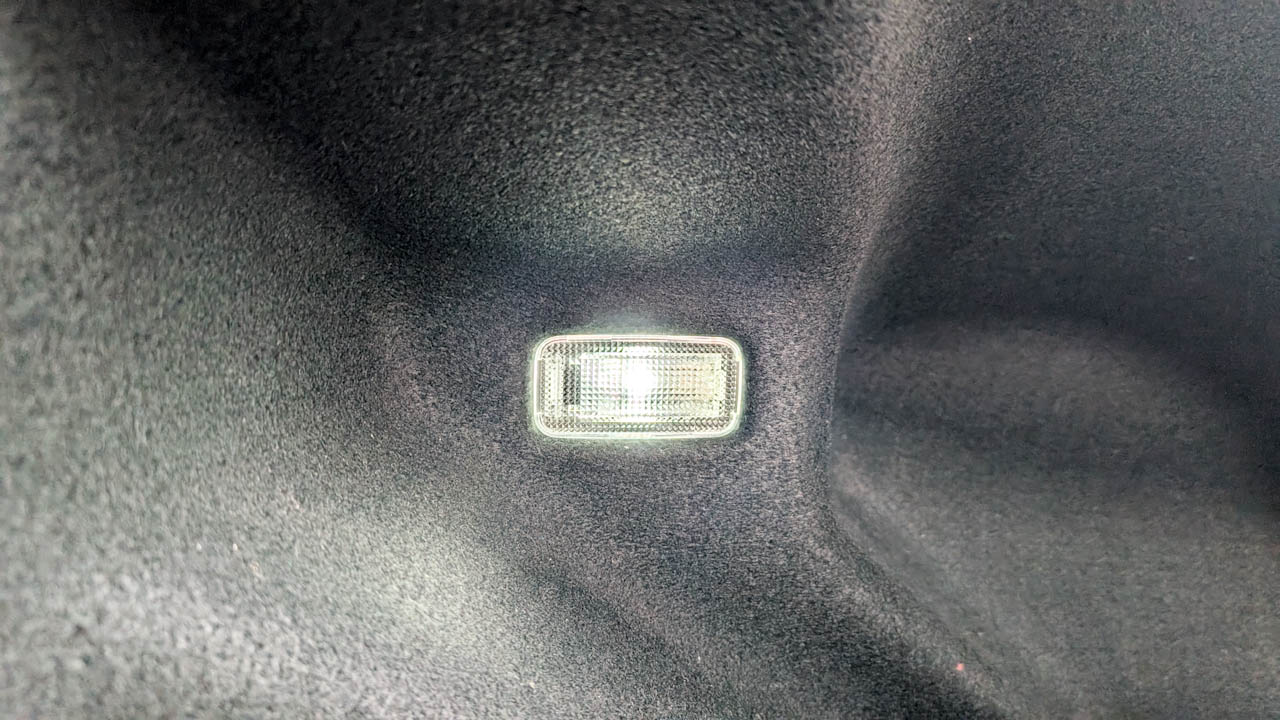 カローラツーリングの社外品LEDルームランプが壊れたので交換しました