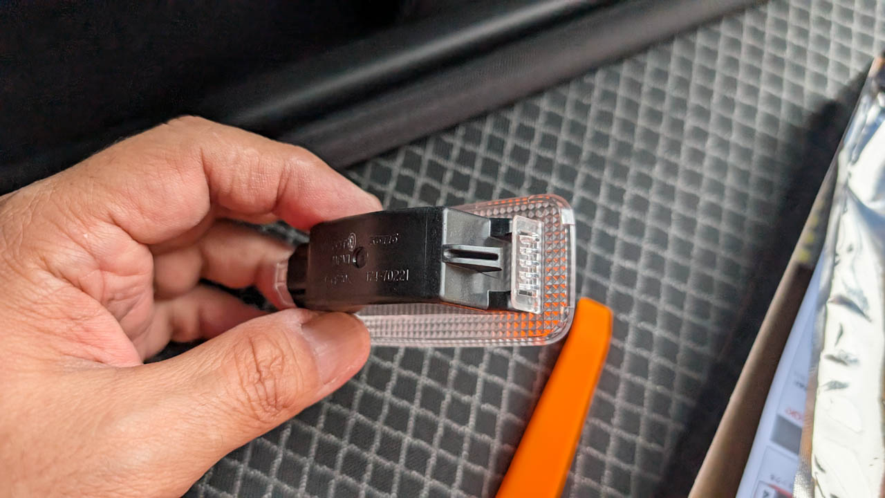 カローラツーリングの社外品LEDルームランプが壊れたので交換しました