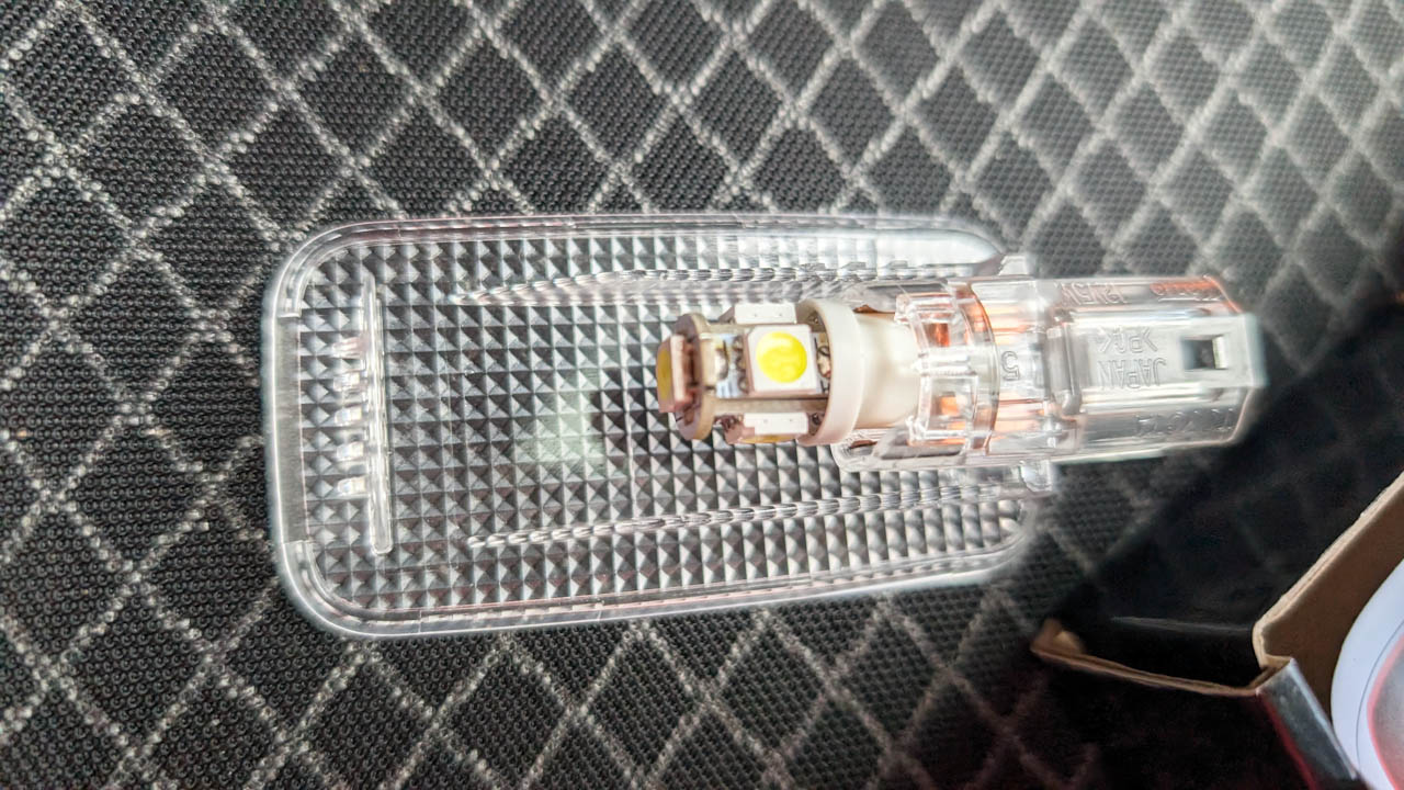 カローラツーリングの社外品LEDルームランプが壊れたので交換しました