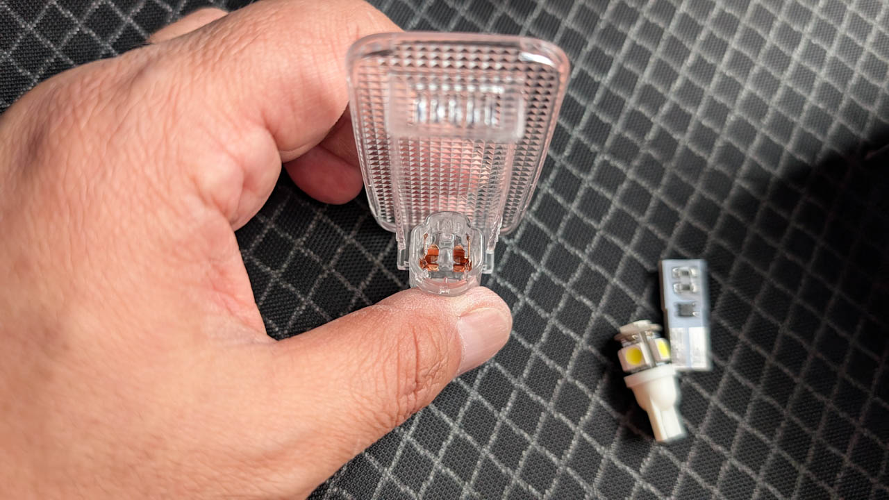 カローラツーリングの社外品LEDルームランプが壊れたので交換しました