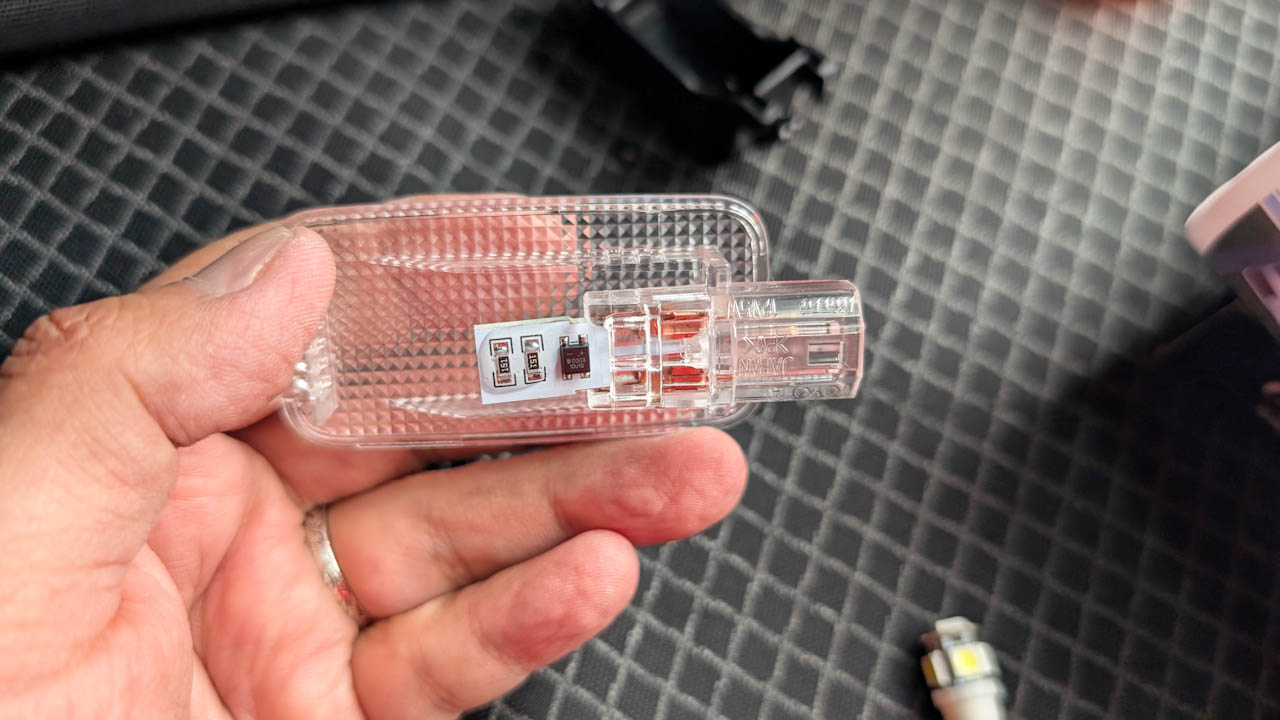 カローラツーリングの社外品LEDルームランプが壊れたので交換しました