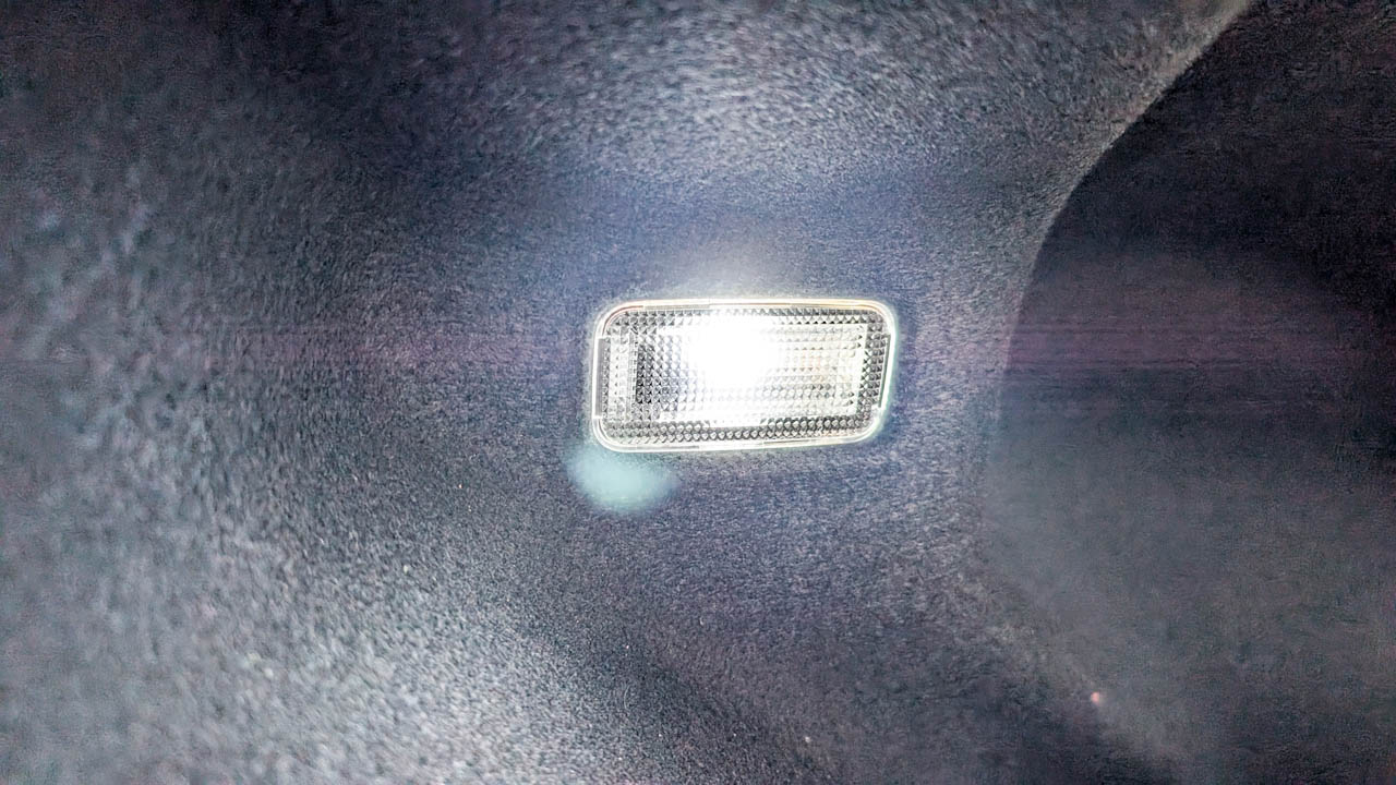 カローラツーリングの社外品LEDルームランプが壊れたので交換しました