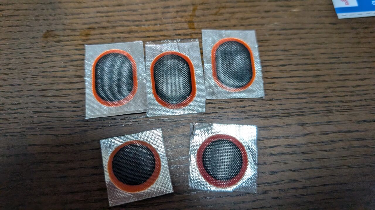 ダイソーでタイヤ修理パッチの小さいのが売ってました