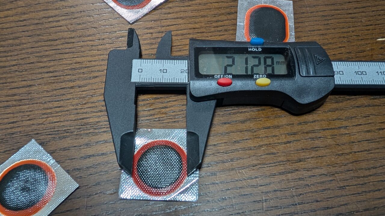 ダイソーでタイヤ修理パッチの小さいのが売ってました