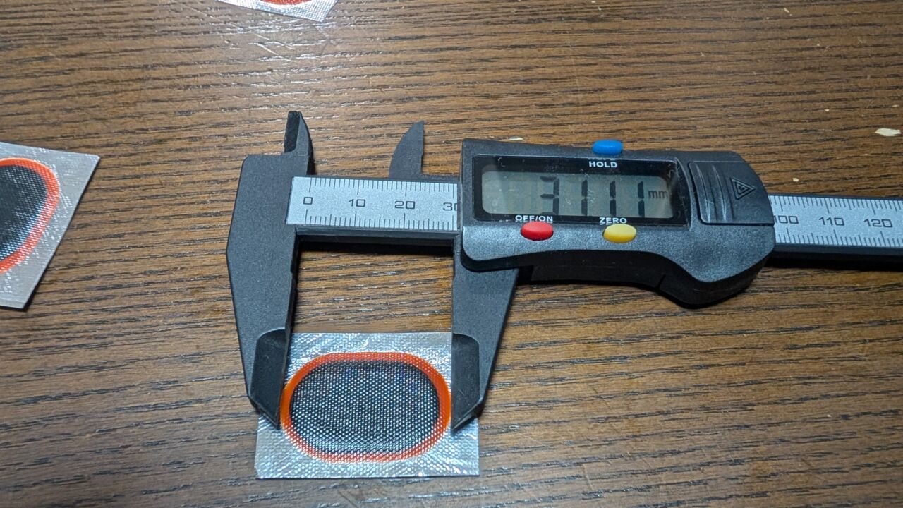 ダイソーでタイヤ修理パッチの小さいのが売ってました