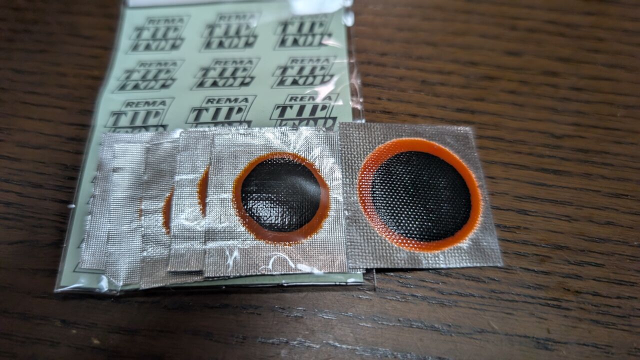 ダイソーでタイヤ修理パッチの小さいのが売ってました