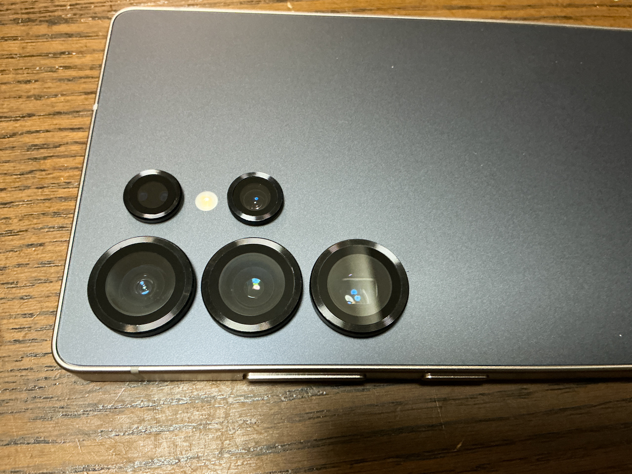 スマホのカメラレンズカバーが駄目だったので新しいのを買ってみた